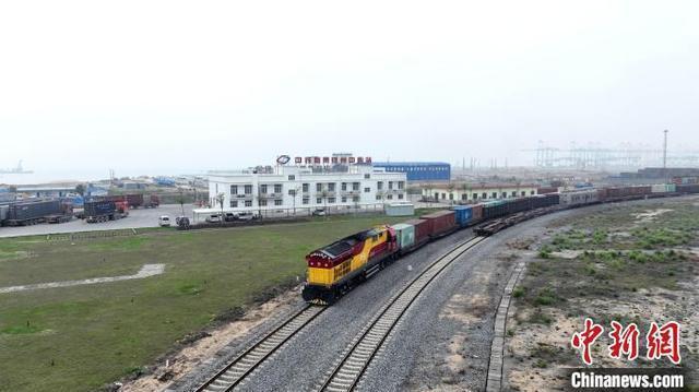 3月30日装载印度原糖的西部陆海新通道班列从钦州港东站驶出.